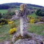 Paysage de Margeride présentantt une belle croix granitique.